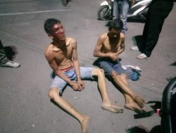 Nekad curi hp, 2 orang laki-laki ini digebukin warga