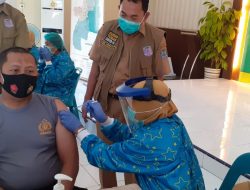 Kapolres binjai ikut vaksinasi covid -19 untuk perkuat sistem imun tubuh,