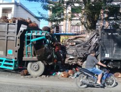 Adu Kepala Truk di Binjai