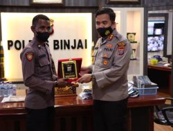Kapolres Binjai Berikan Cenderamata Kepada Bintara Noken Polda Papua Barat
