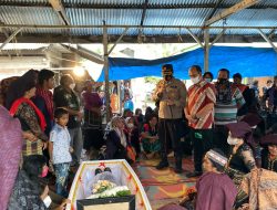 KAPOLRES BINJAI  MELAYAT KE RUMAH DUKA ALM. BRIPKA GIDION GINTING