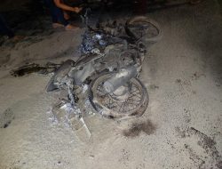 Saat menunggangi sepeda motor, Api Menyala di Mesin