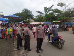 Kanit Samapta Polsek Selesai Himbau Prokes dan Bagi Masker Gratis