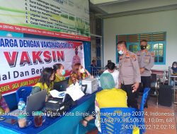 Polsek Binjai Utara Polres Binjai Kawal Pelaksanaan Vaksinasi Door To Door di Kecamatan Binjai Utara