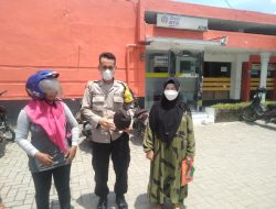 Bhabinkamtibmas Kelurahan Pahlawan Giat Pengamanan Penyaluran Bansos Sambil Berikan Himbauan Kamtibmas Kepada Warga
