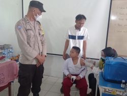 Bhabinkamtibmas Pam Vaksinasi Covid-19 Bagi Anak Usia 6 s/d 11 Tahun Di Kelurahan Payaroba