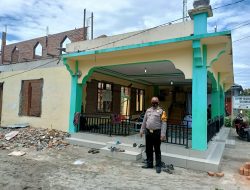 Pam Sholat Jumat Bhabinkamtibmas Berikan Pelayanan Terbaik dan Ingatkan Warga Terapkan Protokol Kesehatan di Masjid
