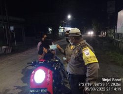 Polsek Binjai Timur Laksanakan Yustisi Malam  Bagi Masker Ke Pengguna Jalan