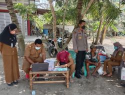 Kapolsek Selesai  Pantau Pelaksanaan Vaksinasi Desa Kwala Air Hitam Kec Selesai
