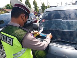 Ops Keselamatan Toba 2022, Polres Binjai Pasang Sticker Dan Memberikan Edukasi Dan Himbauan Kepada Pengguna Jalan Raya