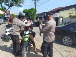 Personil Polsek Binjai dan dinas kesehatan terapkan prokes kepada warga