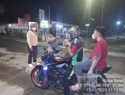 Gelar Operasi Yustisi Malam Polsek Binjai Barat Bagi Masker Ke Warga