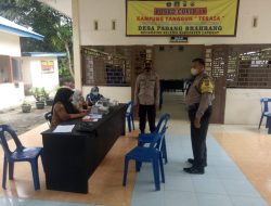 Kanit Binmas Polsek Selesai ipda Muliadi  Laksanakan Pengamanan Monitoring Pelaksanaan Vaksinasi Di Desa Sei Limbat Kec selesai