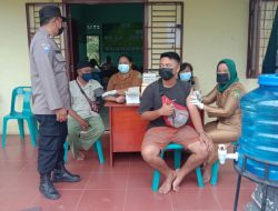 Bhabinkamtibmas  Laksanakan Pengamanan Monitoring Pelaksanaan Vaksinasi Di Desa Kuta Paret Kec selesai