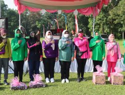 Bhayangkari Cabang Binjai Bersama Persit Dan Pkk Kota Binjai Melaksanakan Olah Raga Bersama Dalam Rangka Gebyar Vaksinasi Menyambut Hut YKB Ke-42 Tahun 2022
