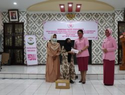 KETUA BHAYANGKARI CABANG BINJAI BERIKAN PIAGAM PENGHARGAAN DAN TALI ASIH DALAM RANGKA HUT YKB KE-42 TAHUN 2022
