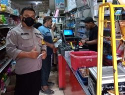 Bhabinkamtibmas Kelurahan Kebun Lada Aiptu Julianto Monitoring Stock Minyak Goreng