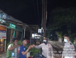 Giat Rutin Ops Yustisi Malam Polsek Binjai Barat Bagikan Masker Gratis