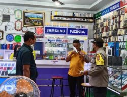 Polsek Sei Bingai Dalam Ops Yustisi Malam Hari Bagikan Masker