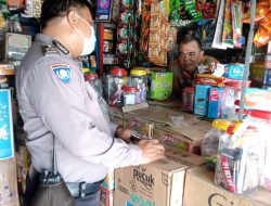 Bhabinkamtibmas Kelurahan Kebun Lada  Aiptu Julianto Monitoring Stock Minyak Goreng