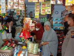 Bhabinkamtibmas Kelurahan Tunggurono Aiptu Pestana Ginting Monitoring Stock Minyak Goreng
