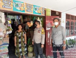 Bhabinkamtibmas Kelurahan Nangka Aiptu Benny Asrin Monitoring Stock Minyak Goreng