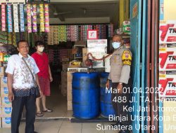 Bhabinkamtibmas Kelurahan Jati Utomo Aiptu H. Budi. S Daulay Monitoring Stock Minyak Goreng