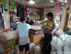 Bhabinkamtibmas Kelurahan Kebun Lada Aiptu Julianto Monitoring Stock Minyak Goreng