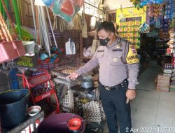 Bhabinkamtibmas Kelurahan kebun lada Aiptu Julianto Monitoring Stock Persedian Minyak Goreng