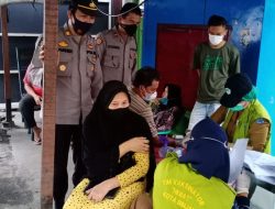 Usai Divaksinasi, Warga Kelurahan Timbang Langkat Binjai Timur Dapat Minyak Goreng Gratis