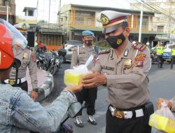 Polres Binjai Berbagi  Ta’jil Kepada Masyarakat