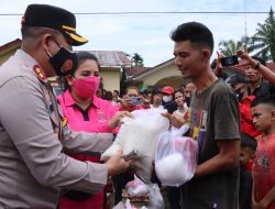KAPOLRES BINJAI BERSAMA IBU KETUA BHAYANGKARI CABANG BINJAI, BERIKAN BANTUAN TERHADAP KORBAN BENCANA ALAM, ANGIN PUTING BELIUNG DI KOTA BINJAI
