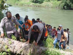 Bersama Tim Sar Dan masyarakat Polsek Binjai Utara Polres Binjai Temukan Korban Anak Hanyut