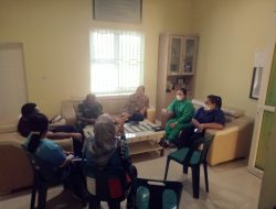 Kapolsek Selesai Hadiri Rapat koordinasi dengan Forkopimcam dan Kapuskesmas Selesai