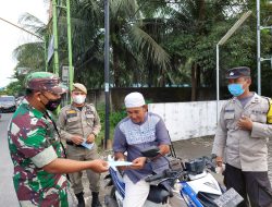 Polsek Binjai Timur Bersama Koramil Dalam Operasi Yustisi Bagikan Masker Gratis