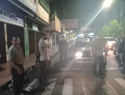 Jaga Situasi Kamtibmas Di Wilayah Melalui Patroli Blue Light Rutin Dan Bagikan Masker