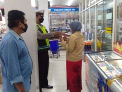 Operasi Yustisi Malam Hari Bagikan Maske Gratis Bagi Pengunjung Supermarket