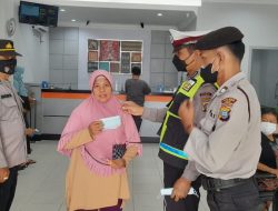 Operasi Yustisi Rutin Pagi Polsek Binjai Selatan Bagikan Masker Gratis