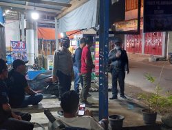 Sasar Warung-Warung Operasi Yustisi Malam Polsek Selesai Bagikan Masker Gratis