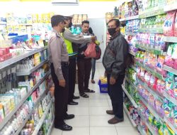 Operasi Yustisi Malam Hari Bagikan Masker Gratis Bagi Pengunjung Indomaret