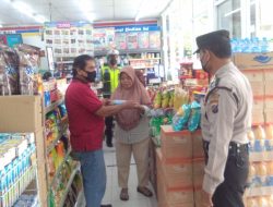 Operasi Yustisi Pagi Bagikan Masker Gratis Bagi Pengunjung Indomaret