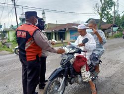 Bagikan Masker dan Ingatkan Pengguna Jalan Melalui Operasi Yustisi Sore hari Polsek Binjai Barat