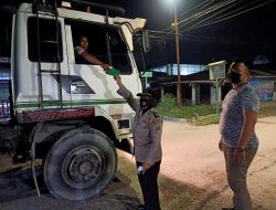 Kanit Binmas Iptu Fatmiatun Pimpin Kegiatan Operasi Yustisi Malam Bagikan Masker Gratis