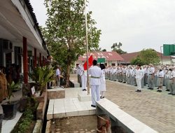 Pengibaran Bendera Merah Putih di Sekolah SMA Negeri 6 Kapolsek Binjai Utara Sebagai Pembina Upacara