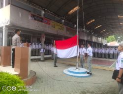 KAPOLSEK BINJAI KOTA SEBAGAI PEMBINA UPACARA BENDERA DI SMKN 1 BINJAI