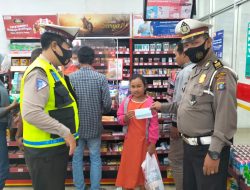 Operasi Yustisi Sore Hari Polsek Binjai Selatan Bagikan Masker Gratis Dan Beri Imbauan Ke warga