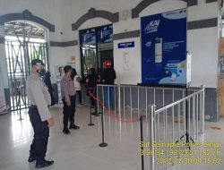 GIAT PATROLI SAMBANG DAN DIALOGIS DENGAN SATPAM DI OBJEK VITAL STASIUN KAI BINJAI UNTUK CIPTAKAN SITUASI AMAN DAN NYAMAN