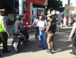 Polsek Binjai Selatan Sampaikan Himbauan Dan Bagi Masker Gratis Di Spbu