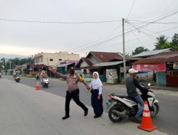 Pos Padat Pagi Personil Bhabinkamtibmas Polsek Binjai Utara Bantu Sebrangkan Anak Sekolah