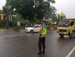 Tingkatkan Kamseltibcarlantas Personil Bhabinkamtibmas Lakukan Pengaturan Lalin